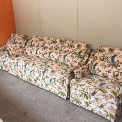 Conjunto de sillón y sofá tapizado vegetal