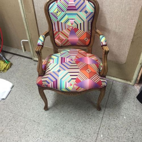 Silla tapizado geométrico multicolor