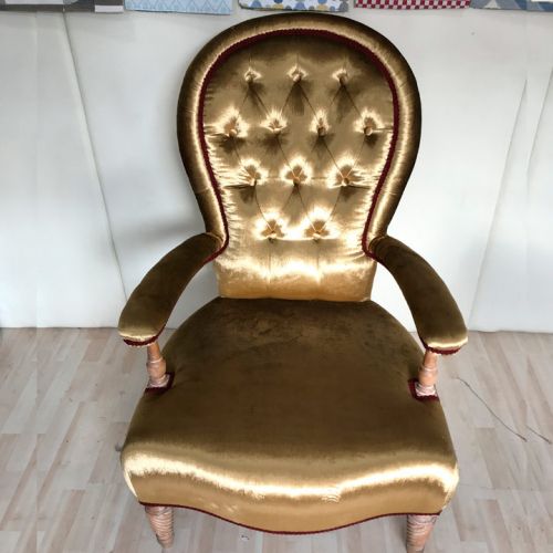 Silla tapizado dorado