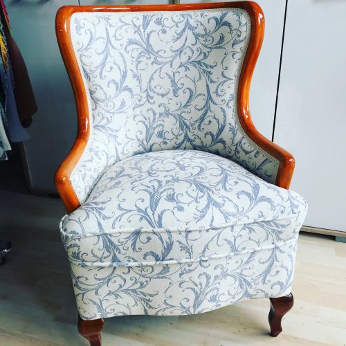 Silla restaurada con tapizado floral
